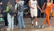 曹贼？！哈登和身材火辣的比尔老婆击掌，咋还拉着手不放呢！