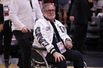 扳回一局！骑士老板丹&middot;吉尔伯特今天坐着轮椅现身主场督战